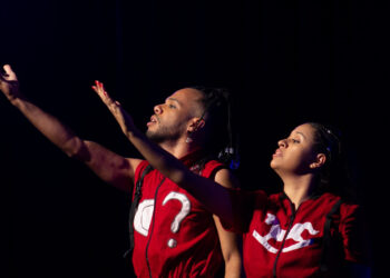 A dramaturgia original é escrita por João Paulo Santos e Lucas Silveiras, atores, diretores de teatro e dramaturgos do Núcleo Traços Fortes.