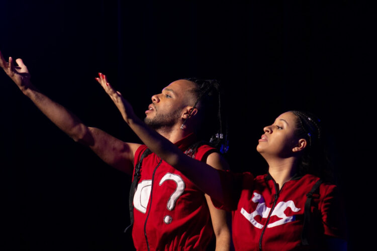 A dramaturgia original é escrita por João Paulo Santos e Lucas Silveiras, atores, diretores de teatro e dramaturgos do Núcleo Traços Fortes.