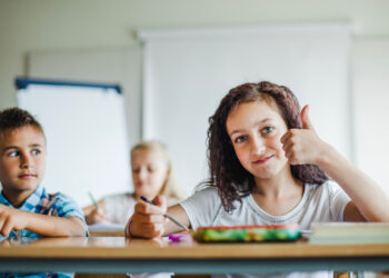 Os responsáveis pelos alunos devem apresentar declaração de matrícula