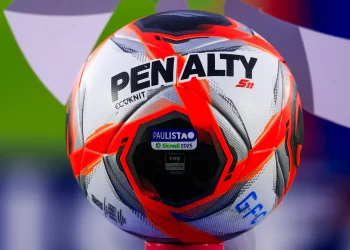 Penalty rebate crítica de Neymar sobre bola do Campeonato Paulista