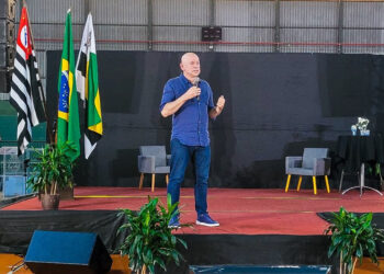 Leandro Karnal na palestra “Educando no Mundo Líquido” (Divulgação)