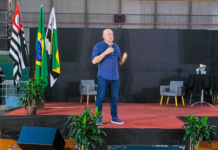 Leandro Karnal na palestra “Educando no Mundo Líquido” (Divulgação)