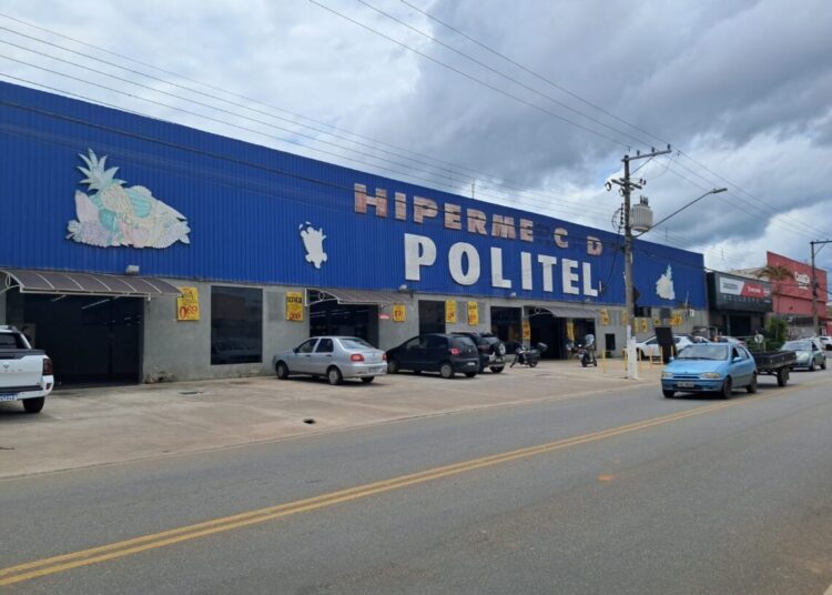 Hipermercado Politel fecha em Itapetininga após 31 anos O Hipermercado Politel divulgou em suas redes sociais e confirmou em primeira mão para nós da TV Itapê o fechamento do estabelecimento após 31 anos. O mercado continua funcionando hoje (10), e agradece aos clientes fiéis e amigos que fizeram durante tantos anos em Itapetininga. Na publicação, a administração do hipermercado declarou: “Venho através deste anúncio venho informar que estamos encerrando as atividades. Primeiramente queremos agradecer a todos os clientes o imenso carinho na qual ao longo destes 31 anos. Tivemos muitos momentos de alegria com as amizades, porém em alguns momentos tivemos a tristeza de perder alguns amigos. Queremos pedir também desculpas se erramos com alguém. Tudo tem o início, meio e o fim”. Também informaram que em breve anunciarão um novo empreendimento na cidade.