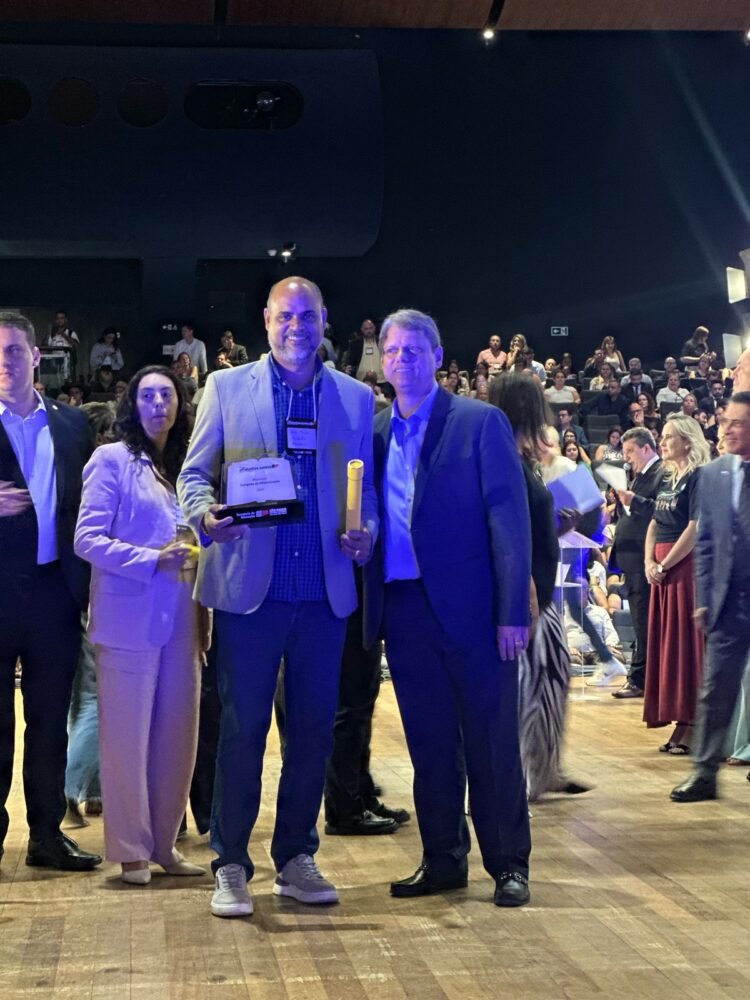 A cidade recebeu duas premiações de destaque: o título de "Município Campeão na Alfabetização 2024" e o "Prêmio Excelência Educacional", consolidando-se como referência em educação no estado.