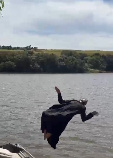 Padre Fernando Carvalho faz a diversão dos jovens no Retiro de Carnaval