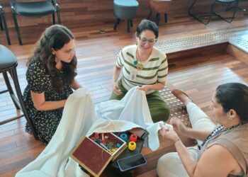 No conto "Flores de Inverno", a escritora Natália Marques desenvolve a partir do bordado a relação entre mãe e filha, reconstrói suas esperanças e os laços com o pai, o marido, que está longe, na guerra. ((Arquivo pessoal/Natália Marques))