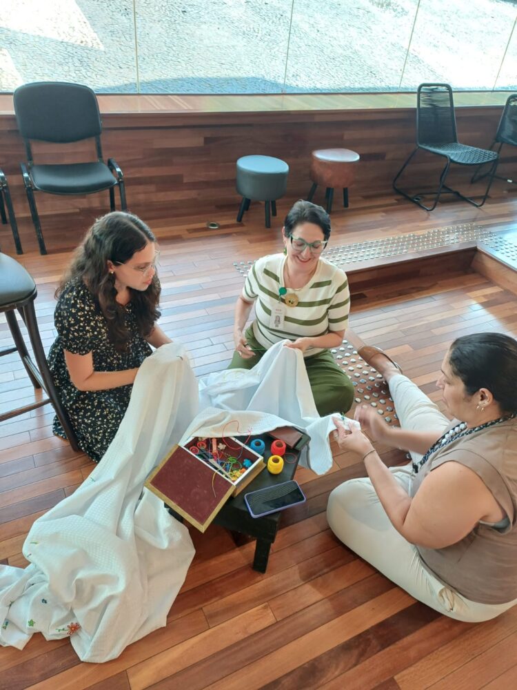 No conto "Flores de Inverno", a escritora Natália Marques desenvolve a partir do bordado a relação entre mãe e filha, reconstrói suas esperanças e os laços com o pai, o marido, que está longe, na guerra. ((Arquivo pessoal/Natália Marques))