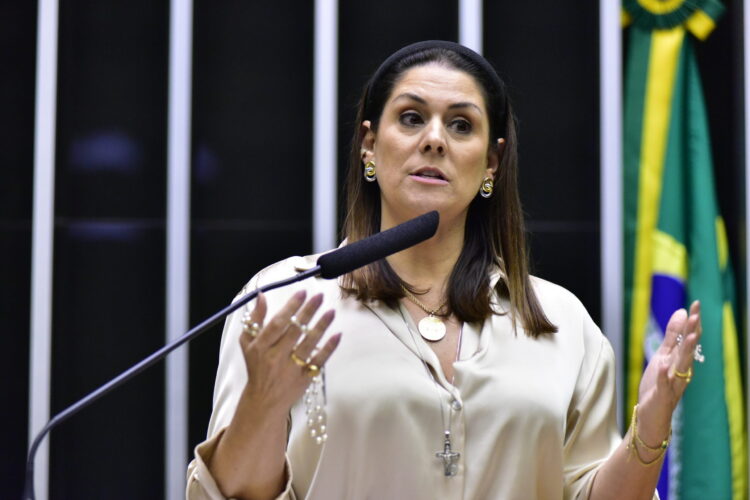 Senado aprova projeto da deputada Simone Marquetto, que garante reconstrução dentária a mulheres vítimas de violência doméstica