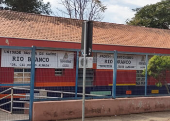 UBS da Rio Branco, em Itapetininga, amanheceu totalmente lotada, com filas se estendendo para fora da unidade de saúde,