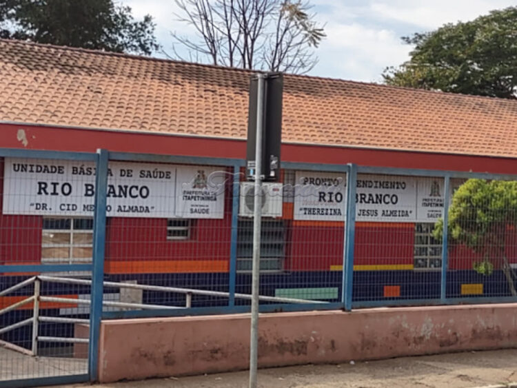 UBS da Rio Branco, em Itapetininga, amanheceu totalmente lotada, com filas se estendendo para fora da unidade de saúde,