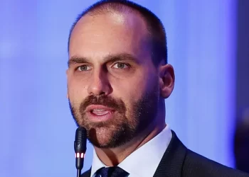 Faltando exatamente uma semana para o julgamento de Jair Bolsonaro, o deputado federal Eduardo Bolsonaro (PL-SP) anunciou nesta terça-feira (18) que vai se licenciar do mandato parlamentar
