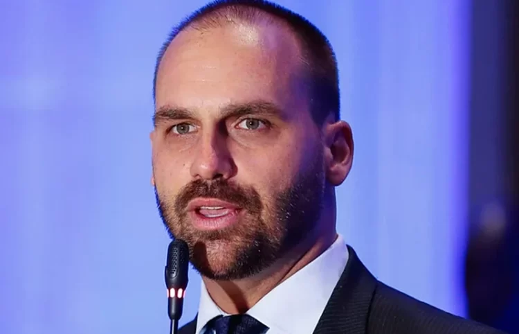 Faltando exatamente uma semana para o julgamento de Jair Bolsonaro, o deputado federal Eduardo Bolsonaro (PL-SP) anunciou nesta terça-feira (18) que vai se licenciar do mandato parlamentar