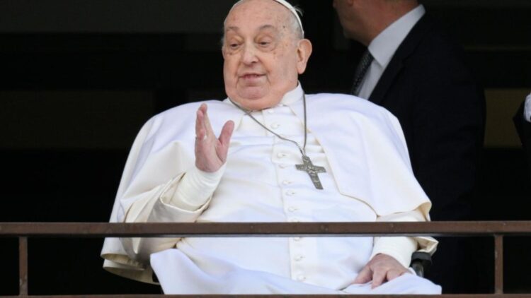 O Papa Francisco terá ao menos dois meses de repouso após receber alta do hospital Gemelli