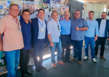 Comitê da Bacia Hidrográfica do Alto Paranapanema realiza 61ª reunião ordinária em Itapetininga O Comitê da Bacia Hidrográfica do Alto Paranapanema (CBH-ALPA) realizou, na manhã desta quinta-feira (13), sua 61ª reunião ordinária no Recinto de Exposições Acácio de Moraes Terra, em Itapetininga (SP). O encontro reuniu prefeitos, autoridades políticas e representantes de mais de 35 municípios que integram a bacia hidrográfica do Alto Paranapanema. O objetivo principal da reunião foi fortalecer a articulação entre os municípios e incentivar a implementação de ações voltadas à preservação e melhoria da qualidade das águas da bacia, com impacto direto na qualidade de vida da população da região. Um dos principais destaques do encontro foi a eleição do prefeito de Itapetininga, Jeferson Brun, como novo presidente do CBH-ALPA. Ele assumirá o cargo no período de março de 2025 a março de 2028, após ser escolhido por votação unânime dos membros do comitê. Em seu primeiro pronunciamento como presidente eleito, Brun afirmou: “Vamos garantir que os recursos do governo do Estado cheguem às prefeituras, promovendo o desenvolvimento não só de Itapetininga, mas de toda a região. O crescimento de Itapetininga está diretamente ligado ao crescimento de cada um dos nossos municípios, e juntos vamos fortalecer toda a bacia do Alto Paranapanema”. Durante a reunião, também foram discutidas e aprovadas três propostas voltadas à gestão dos recursos hídricos da região: Atualização do plano de aplicação dos recursos provenientes da cobrança pelo uso da água na Unidade de Gerenciamento de Recursos Hídricos (UGRHI) do Alto Paranapanema; Aprovação da atualização do plano de ação e do programa de investimentos para o período de 2024 a 2027, incluindo os recursos arrecadados em 2024 e as previsões para 2025; Definição das diretrizes e critérios para a distribuição dos recursos do Fundo Estadual de Recursos Hídricos (Fehidro) e da cobrança pelo uso da água no âmbito do CBH-ALPA para o exercício de 2025. O evento reforçou o papel estratégico do comitê na promoção da gestão integrada e sustentável dos recursos hídricos da região.
