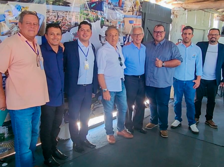 Comitê da Bacia Hidrográfica do Alto Paranapanema realiza 61ª reunião ordinária em Itapetininga O Comitê da Bacia Hidrográfica do Alto Paranapanema (CBH-ALPA) realizou, na manhã desta quinta-feira (13), sua 61ª reunião ordinária no Recinto de Exposições Acácio de Moraes Terra, em Itapetininga (SP). O encontro reuniu prefeitos, autoridades políticas e representantes de mais de 35 municípios que integram a bacia hidrográfica do Alto Paranapanema. O objetivo principal da reunião foi fortalecer a articulação entre os municípios e incentivar a implementação de ações voltadas à preservação e melhoria da qualidade das águas da bacia, com impacto direto na qualidade de vida da população da região. Um dos principais destaques do encontro foi a eleição do prefeito de Itapetininga, Jeferson Brun, como novo presidente do CBH-ALPA. Ele assumirá o cargo no período de março de 2025 a março de 2028, após ser escolhido por votação unânime dos membros do comitê. Em seu primeiro pronunciamento como presidente eleito, Brun afirmou: “Vamos garantir que os recursos do governo do Estado cheguem às prefeituras, promovendo o desenvolvimento não só de Itapetininga, mas de toda a região. O crescimento de Itapetininga está diretamente ligado ao crescimento de cada um dos nossos municípios, e juntos vamos fortalecer toda a bacia do Alto Paranapanema”. Durante a reunião, também foram discutidas e aprovadas três propostas voltadas à gestão dos recursos hídricos da região: Atualização do plano de aplicação dos recursos provenientes da cobrança pelo uso da água na Unidade de Gerenciamento de Recursos Hídricos (UGRHI) do Alto Paranapanema; Aprovação da atualização do plano de ação e do programa de investimentos para o período de 2024 a 2027, incluindo os recursos arrecadados em 2024 e as previsões para 2025; Definição das diretrizes e critérios para a distribuição dos recursos do Fundo Estadual de Recursos Hídricos (Fehidro) e da cobrança pelo uso da água no âmbito do CBH-ALPA para o exercício de 2025. O evento reforçou o papel estratégico do comitê na promoção da gestão integrada e sustentável dos recursos hídricos da região.