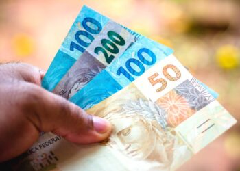 13º de aposentados e pensionista do Instituto Nacional do Seguro Social (INSS), sendo a primeira parcela paga em abril e a outra em maio.