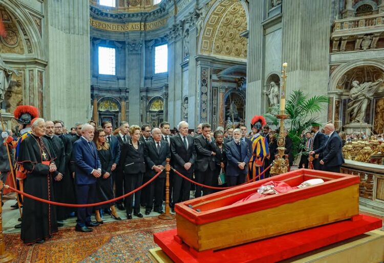 Lula e Janja participam de homenagem ao Papa Francisco no Vaticano
