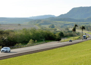A CCR SPVias realiza, a partir das 00h desta quinta-feira (17/04), a Operação Especial de Feriado para atender ao fluxo ampliado de veículos nas rodovias sob sua administração, em razão do feriado prolongado que une a Sexta-feira Santa (18/04) ao feriado de Tiradentes (21/04)
