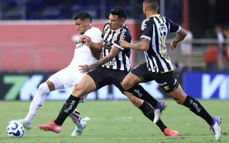 São Paulo vence o Santos no Morumbis e conquista a primeira vitória no Brasileirão