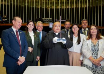 A cruz da primeira missa está no Brasil: momento histórico