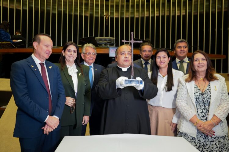 A cruz da primeira missa está no Brasil: momento histórico