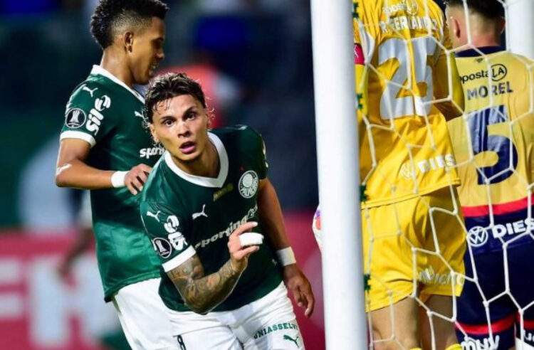 Herói e vilão: Ríos marca, provoca e pede perdão na vitória alviverde