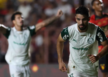 Em um jogo com poucos protagonistas em campo, o árbitro acabou sendo o personagem principal.