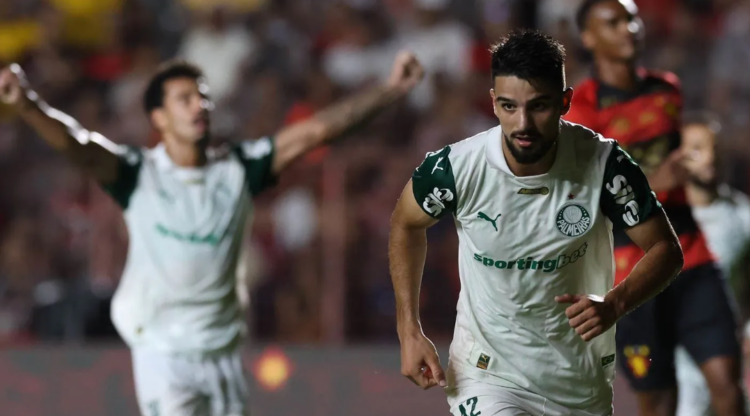 Em um jogo com poucos protagonistas em campo, o árbitro acabou sendo o personagem principal.