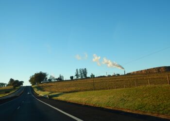 Mecânico fica gravemente ferido após caminhão cair sobre suas pernas em Sarapuí