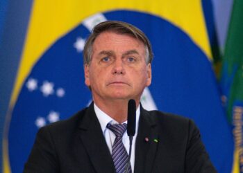 Bolsonaro é internado às pressas