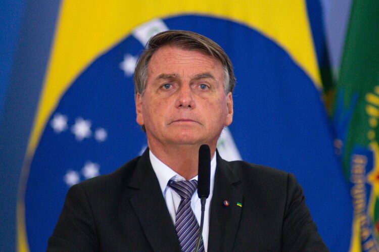 Bolsonaro é internado às pressas