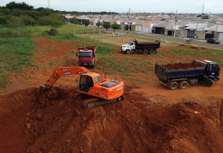 As obras de terraplanagem no local do Estádio Municipal de Itapetininga começaram