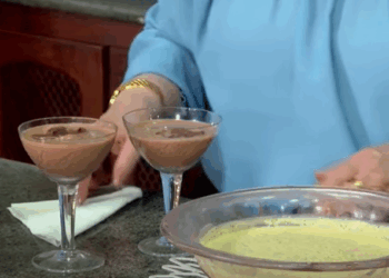 Receita de mousse fit de marcujá e chocolate.