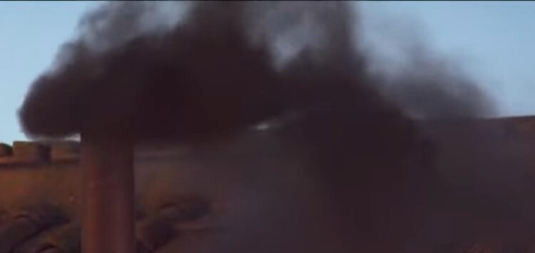 Primeira fumaça preta: novo Papa ainda não foi escolhido