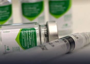 Para se vacinar basta comparecer à unidade de saúde mais próxima de sua residência e apresentar um documento com foto e a carteira de vacinação (se possuir).