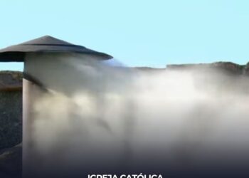 A fumaça branca saiu da chaminé da Capela Sistina, trazendo comemoração e celebração aos fiéis reunidos na Praça de São Pedro.