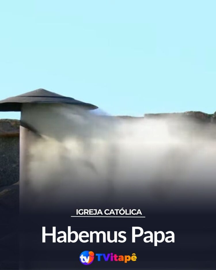 A fumaça branca saiu da chaminé da Capela Sistina, trazendo comemoração e celebração aos fiéis reunidos na Praça de São Pedro.