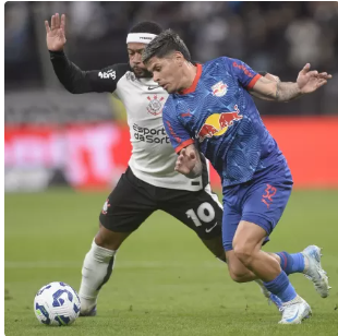 Bragantino vence o Corinthians, em noite de arbitragem polêmica