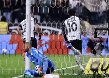 Com gol de Memphis, Corinthians vence o dérbi contra o Palmeiras e larga na frente pela Copa do Brasil