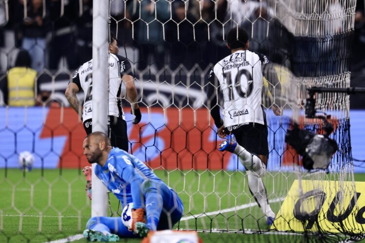 Com gol de Memphis, Corinthians vence o dérbi contra o Palmeiras e larga na frente pela Copa do Brasil