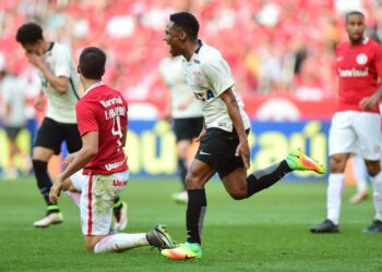 Corinthians enfrenta o Internacional com apenas uma mudança