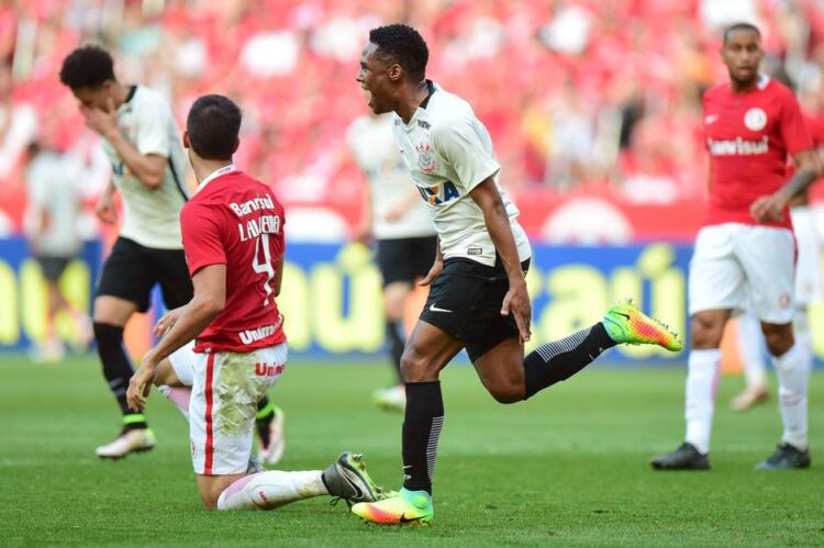 Corinthians enfrenta o Internacional com apenas uma mudança